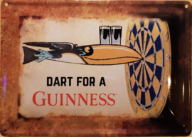 Dart For For A Guinness  . Metalen Postcard 10,5 x 14,5 cm.