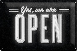 Yes, we are Open.  Metalen wandbord in reliëf 20 x 30 cm.