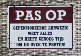 PAS OP Gepensioneerde aanwezig..  Metalen wandbordje 20 x 30 cm.