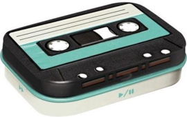 Cassettebandje.  Pillendoosje 4 x 6 x 1,6 cm.