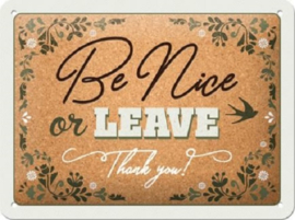 Be nice or leave. Metalen wandbord in reliëf 15 x 20 cm.