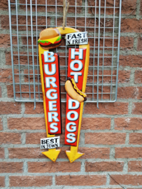 Burgers en Hot Dogs.  Metalen wandbord in reliëf 50 x 18 cm.