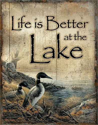 Live is Better at the Lake.  Metalen wandbord 31,5 x 40,5 cm.