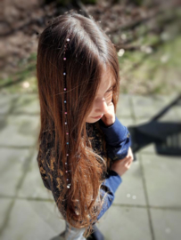 Hoe zet je de Braids with Pearls Hairwrap in het haar?