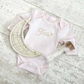 Baby romper gepersonaliseerd baby roze (opdruk midden)