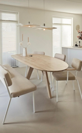 Organisch eikenhouten tafel  met eikenhouten  spinpoot
