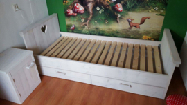 Kinderbed met opbergladen