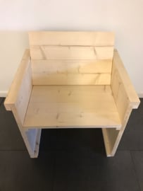 Blank houten stoel