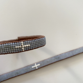 Armband Cross, light grey met zilveren kruis, Ibu Jewels