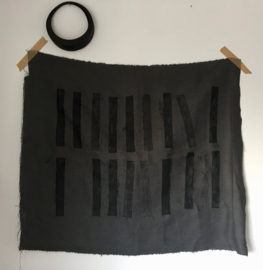 Wanddoek in grijs met zwarte opdracht van M I I N STUDIO