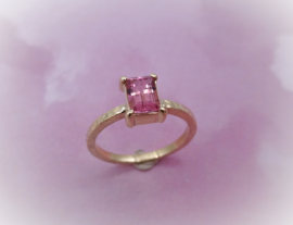 Ring met roze toermalijn