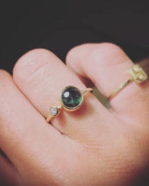 Gouden ring met groene toermalijn en diamant