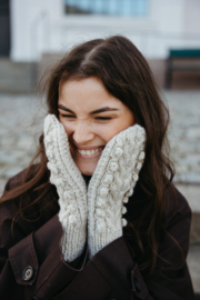 Registration for: Course "Cables & Bobbles - Knitting Mittens" by Anke