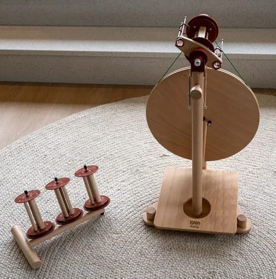 Lojan Buddy Spinning Wheel - Wide Treadle