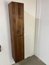 Zwevende badkamerkast met 2 softclose deuren massief noten 2cm