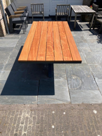 Tuintafel Tali hardhout op stalen frame + stalen matrixpoot