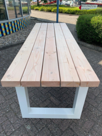 Tuintafel van Douglas hout, met stalen U-poten