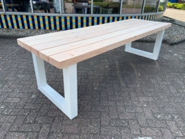 Tuintafel van Douglas hout, met stalen U-poten