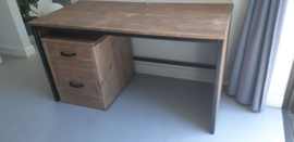 Steigerhouten bureau met stalen frame