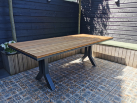 Tuintafel Tali hardhout op stalen frame + stalen Y poten