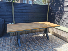 Tuintafel Tali hardhout op stalen frame + stalen Y poten