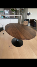 Ovale eettafel noten massief op tulip poot| olie