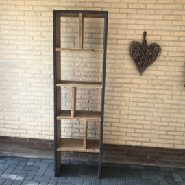 Boekenkast met stalen koker