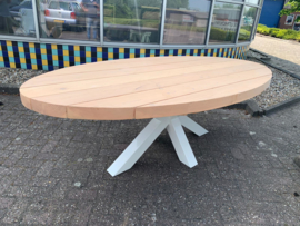 Ovale tuintafel van douglashout