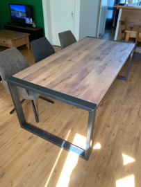 Eikenhouten eettafel met stalen frame