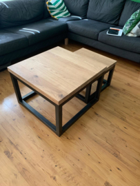 Eikenhouten salontafel met stalen frame