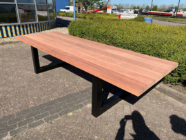 Tuintafel van merantihout