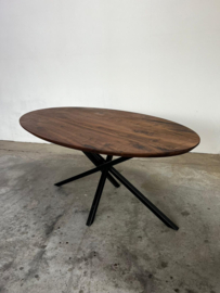 Ovale eettafel massief notenhout op twistpoot | olie