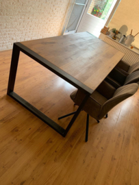 Eikenhouten eettafel met stalen frame