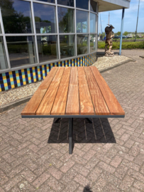 Tuintafel Tali hardhout op stalen frame + stalen matrix flower