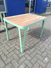 Tuintafel Tali hardhout stalen strip frame met afgeronde hoeken