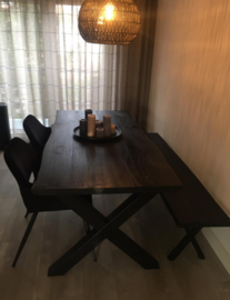 Eiken eettafel met stalen x poten zwart