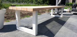 Tuintafel van Douglas hout, met stalen U-poten