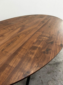 Ovale eettafel massief notenhout op twistpoot | olie