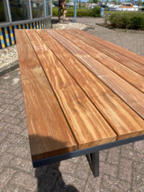 Tuintafel Tali hardhout op stalen frame + stalen matrix flower