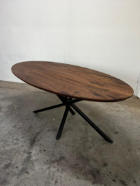 Ovale eettafel massief notenhout op twistpoot | olie