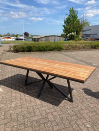 Tuintafel Tali hardhout op stalen frame + stalen matrix flower