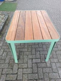 Tuintafel Tali hardhout stalen strip frame met afgeronde hoeken