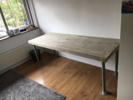Bureau van steigerhout met steigerbuis
