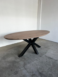 Ovale eettafel massief notenhout op matrixpoot | skylt