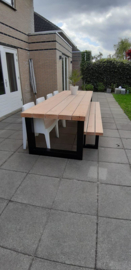 Tuintafel van Douglas hout, met stalen U-poten