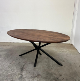 Ovale eettafel massief notenhout op twistpoot | olie