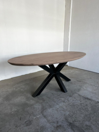 Ovale eettafel massief notenhout op matrixpoot | skylt