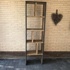 Boekenkast met stalen koker