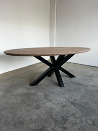 Ovale eettafel massief notenhout op matrixpoot | skylt
