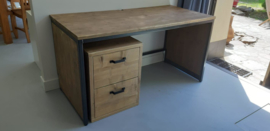 Steigerhouten bureau met stalen frame